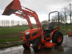 Kubota B2620 met voorlader en midden maaier